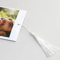 Moderne Hochzeitseinladung - Ziehkarte mit Foto & weißer Quaste
