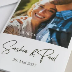Moderne Hochzeitseinladung - Ziehkarte mit Foto & weißer Quaste