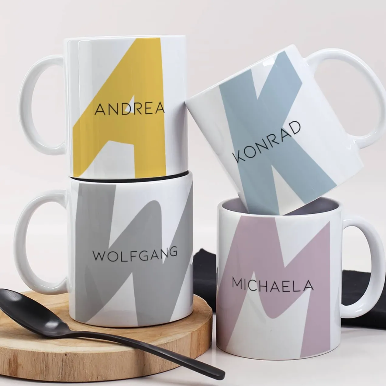 Moderne Keramiktasse - Monogramm - in verschiedenen Farben