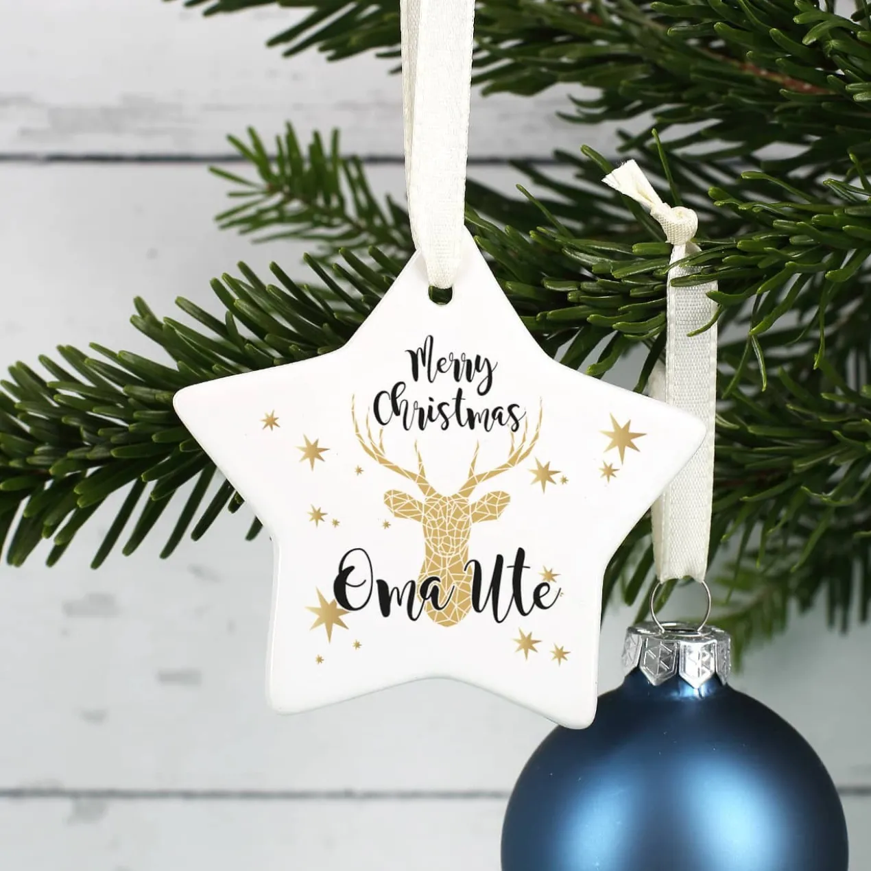 Moderner Christbaumschmuck mit Rentier und Ihrem Wunschnamen