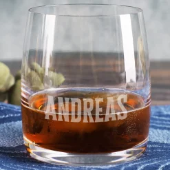 Modernes Whiskyglas mit schlichter Namensgravur