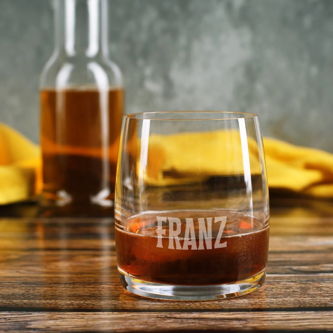 Modernes Whiskyglas mit schlichter Namensgravur