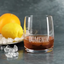 Modernes Whiskyglas mit schlichter Namensgravur