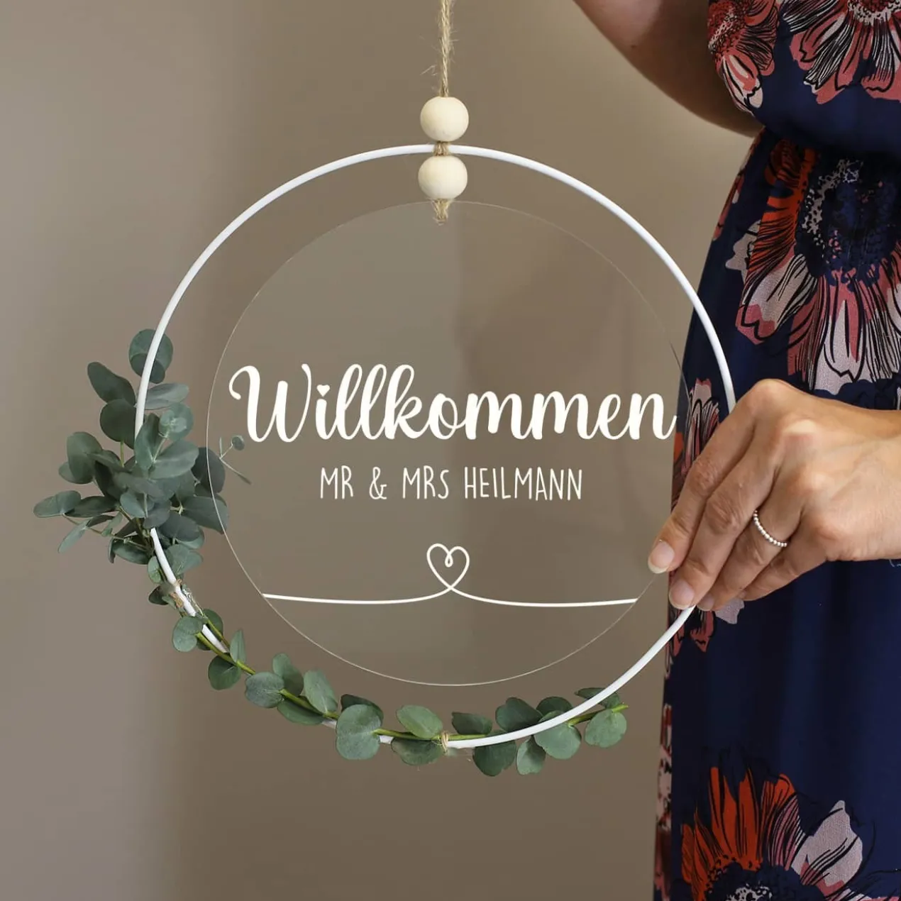 Modernes Willkommensschild aus Acryl im Metallring
