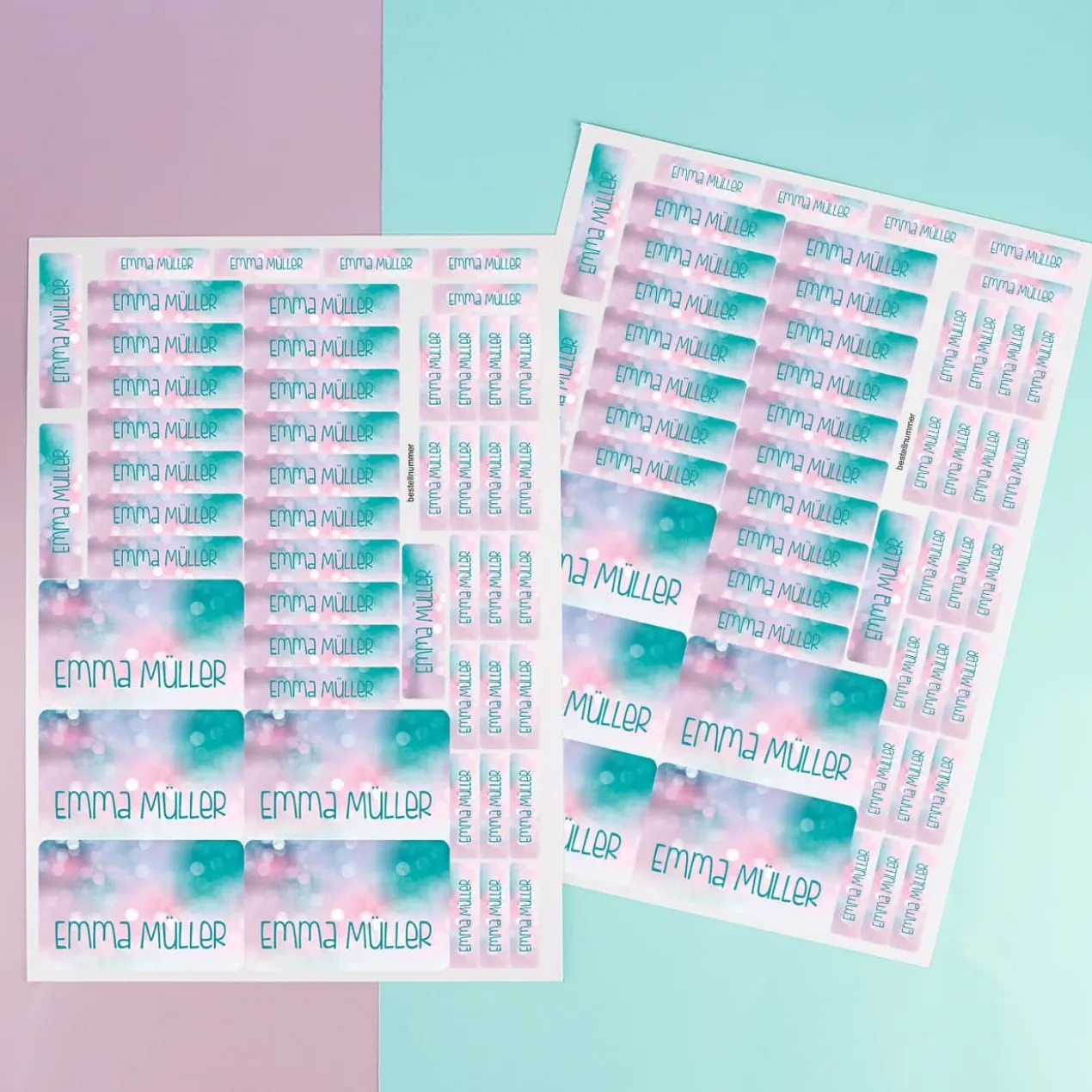 Namensaufkleber in rosa und türkis
