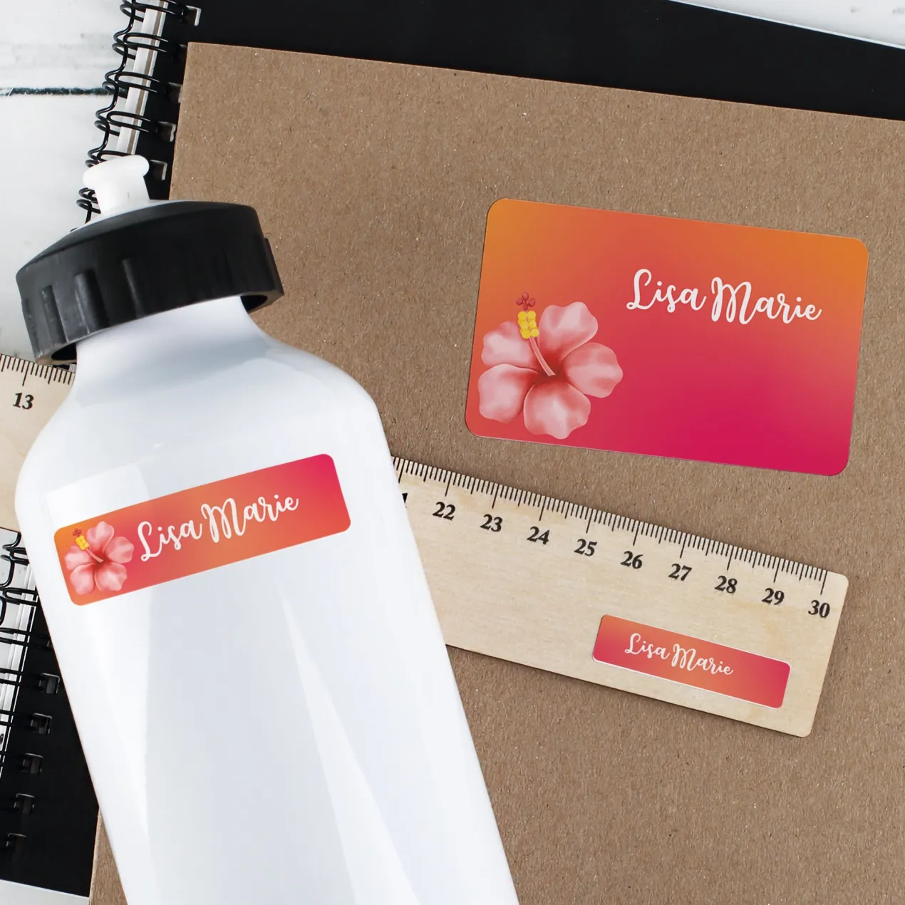 Namensaufkleber mit Hibiskus Blume und Name personalisiert | 100 Aufkleber für Mädchen & Schule