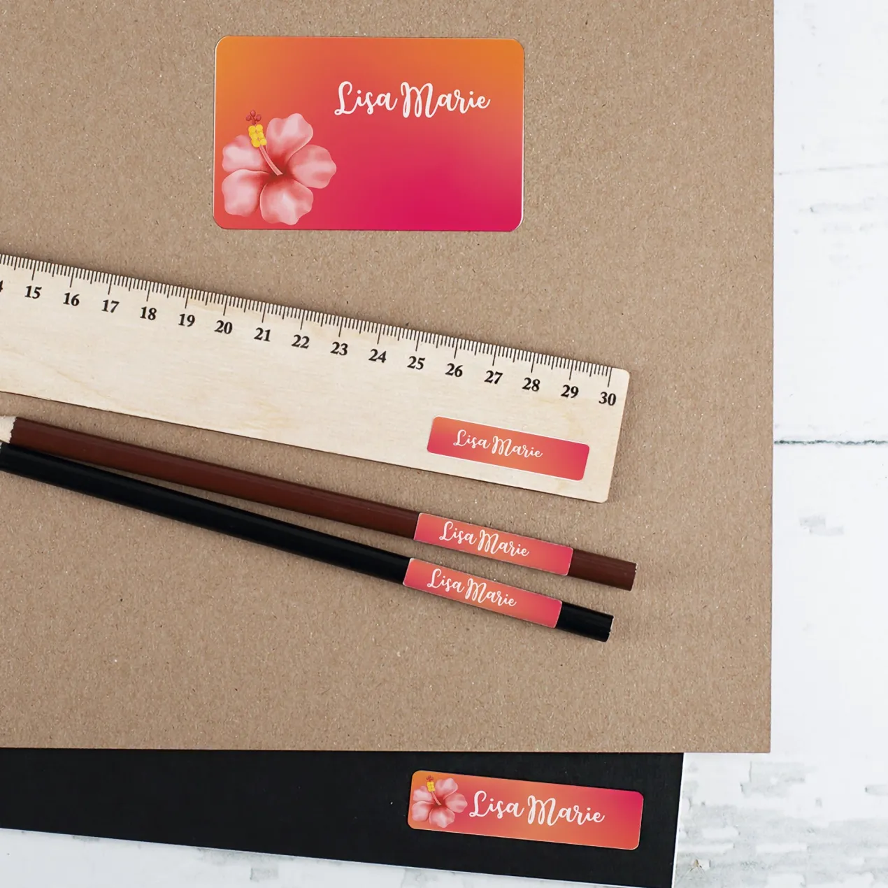Namensaufkleber mit Hibiskus Blume und Name personalisiert | 100 Aufkleber für Mädchen & Schule
