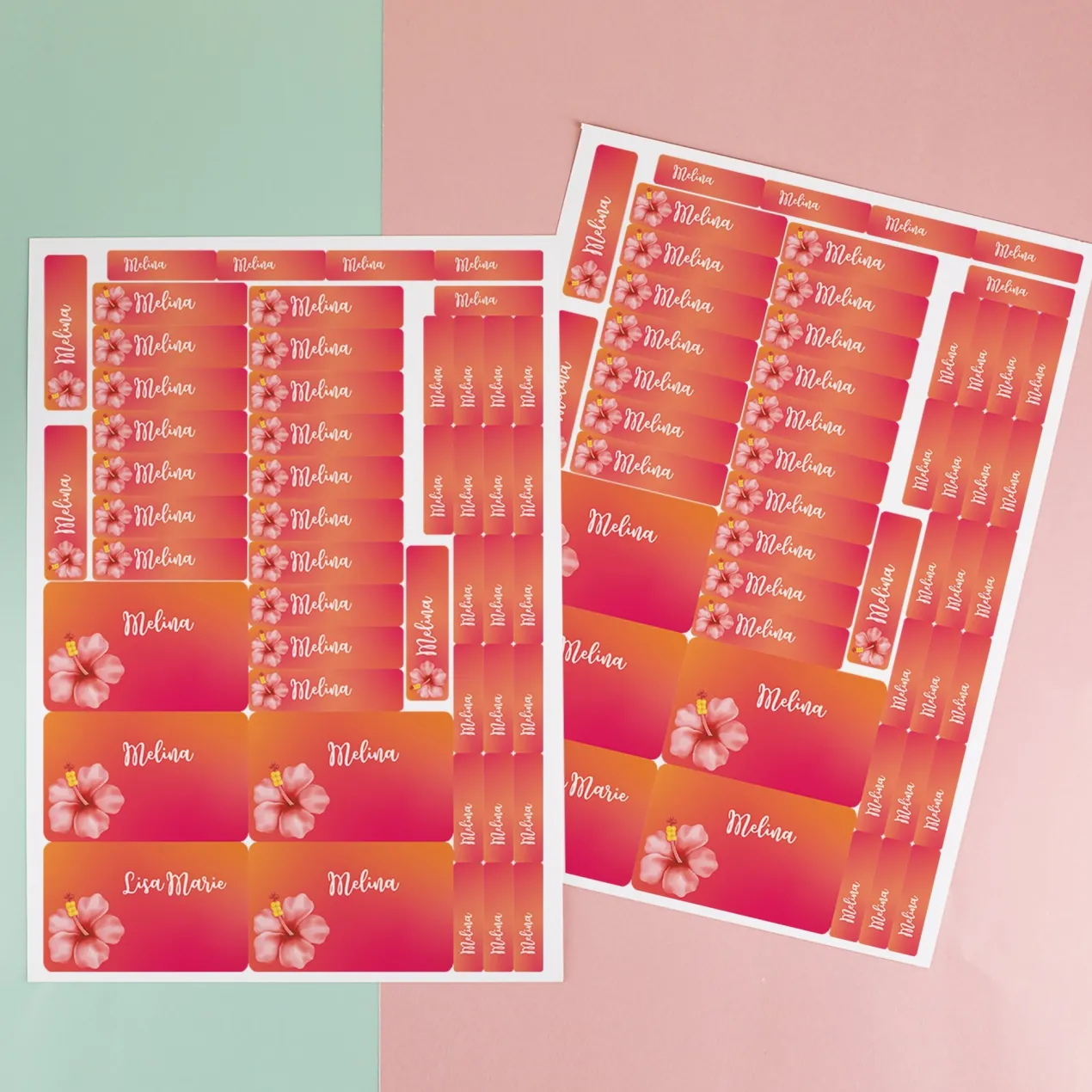 Namensaufkleber mit Hibiskus Blume und Name personalisiert | 100 Aufkleber für Mädchen & Schule