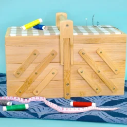 Nähkästchen personalisierbar mit Name | Nähkasten aus Holz mit 5 Fächern & Nadelkissen