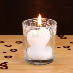 Niedliche Kerze in Herzform mit Glas in weiß