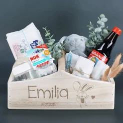 Niedlicher Geschenkkorb zur Geburt mit Häschen-Motiv, Name und Datum