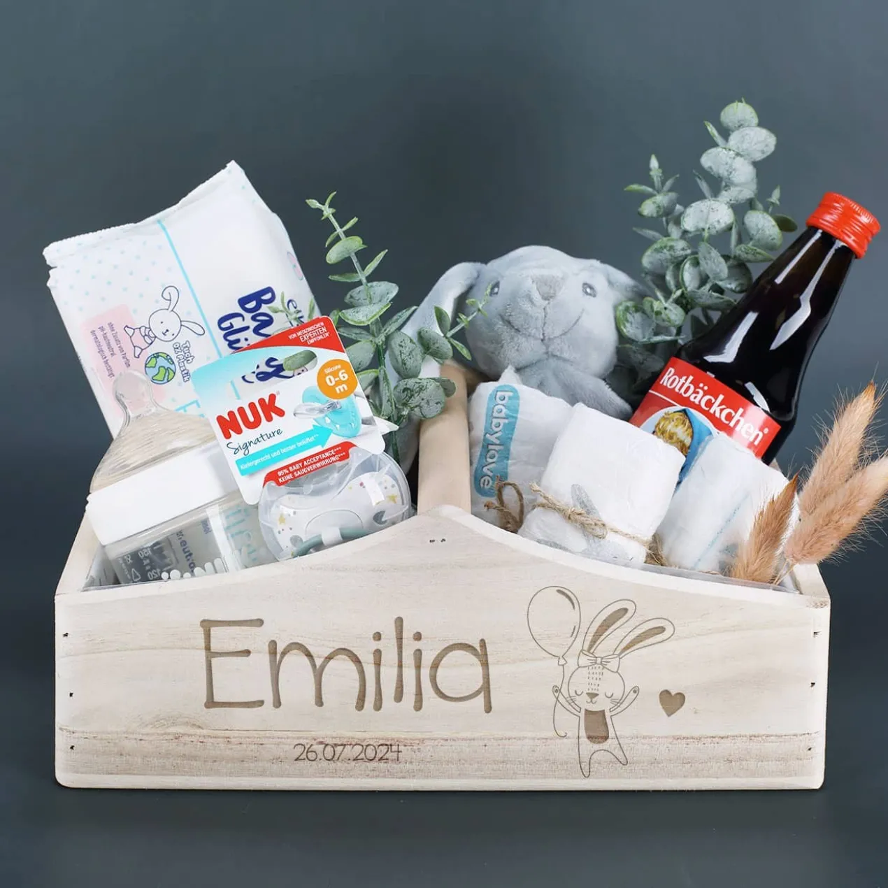 Niedlicher Geschenkkorb zur Geburt mit Häschen-Motiv, Name und Datum