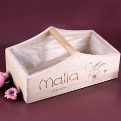 Niedlicher Geschenkkorb zur Geburt mit Häschen-Motiv, Name und Datum