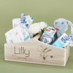 Niedlicher Geschenkkorb zur Geburt mit Häschen-Motiv, Name und Datum