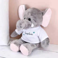 Niedlicher Stoff-Elefant mit bedrucktem Shirt