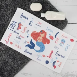 Niedliches Meerjungfrauen - Handtuch mit Namen personalisiert in verschiedenen Farben