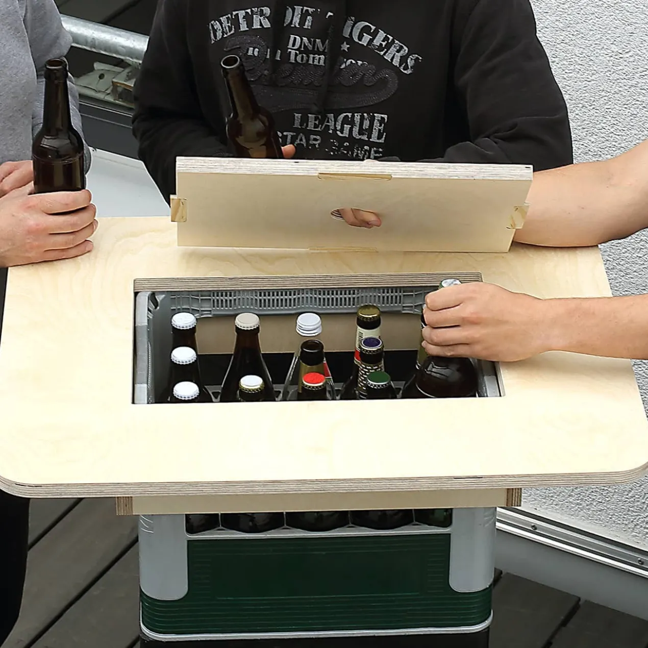 Oh, schon Bier Uhr! Bierkasten - Stehtisch mit Wunschtext graviert