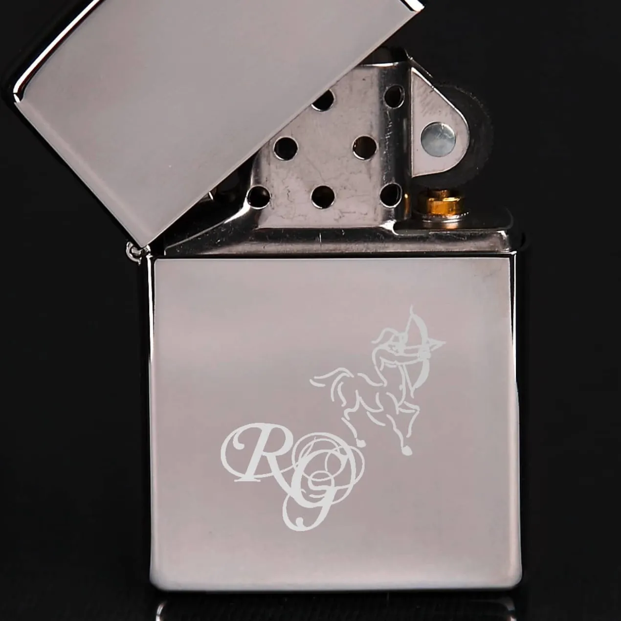 Original Zippo Feuerzeug mit Monogramm und Sternzeichen