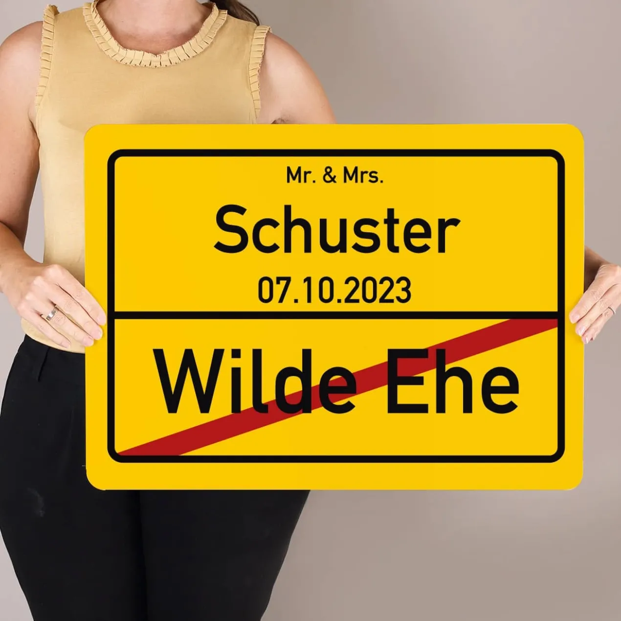 Ortsschild zur Hochzeit mit Name und Datum