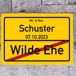 Ortsschild zur Hochzeit mit Name und Datum