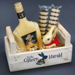 Oster-Geschenkset im Holzkorb mit Eckes Eierlikör, Lindt Goldhase und Waffelbechern