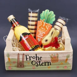 Oster Geschenkset im Holzkorb 'Frohe Ostern' mit personalisierter Möhre, Eierlikör & Lindt Schokolade