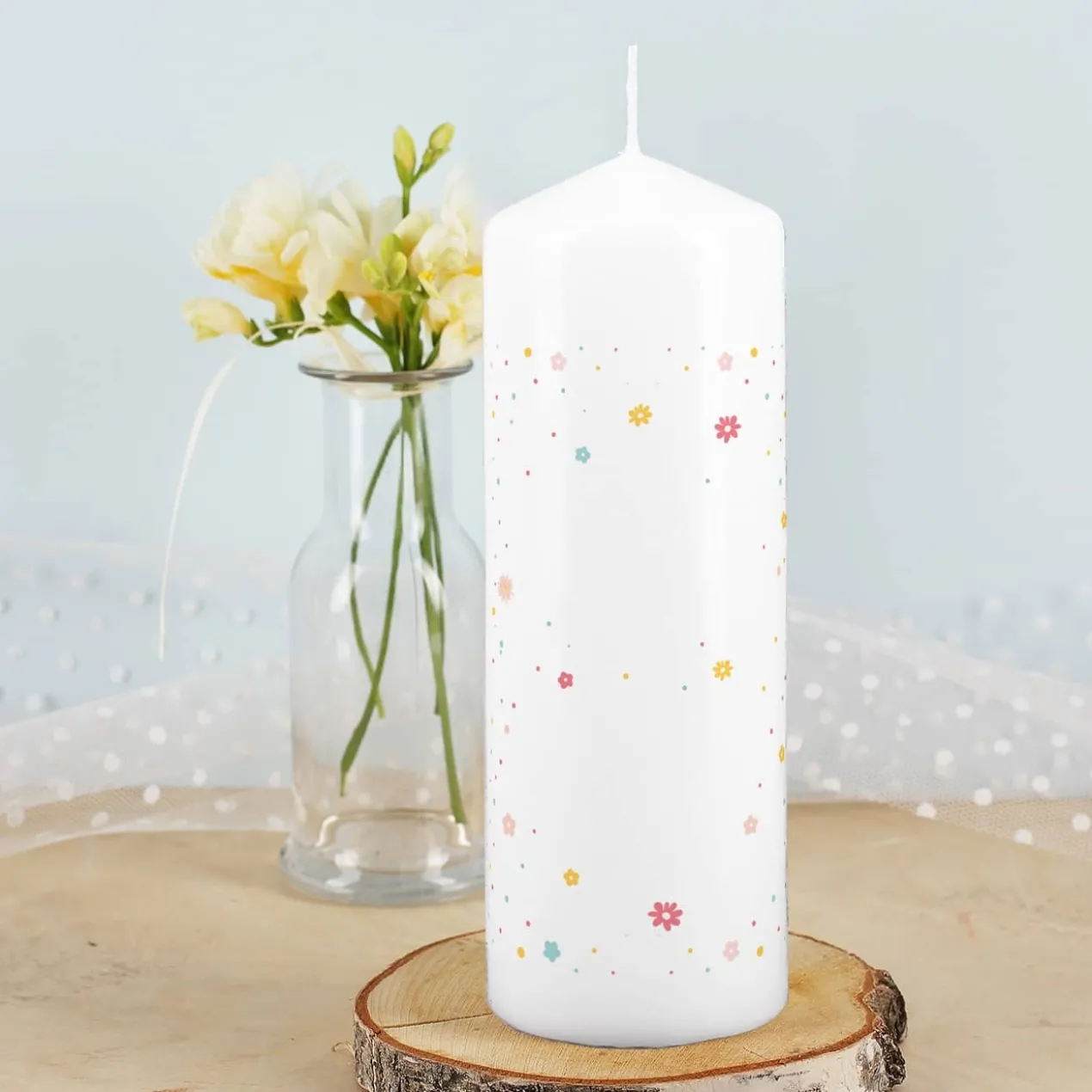 Osterkerze mit buntem Hasen, Blüten und Wunschtext