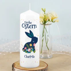 Osterkerze mit buntem Hasen, Blüten und Wunschtext