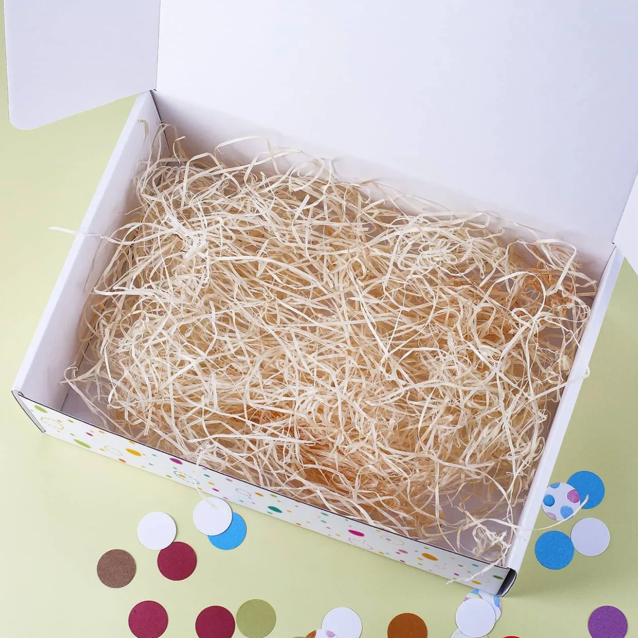 Osternest to go bunte Geschenkbox mit Holzwolle und Name