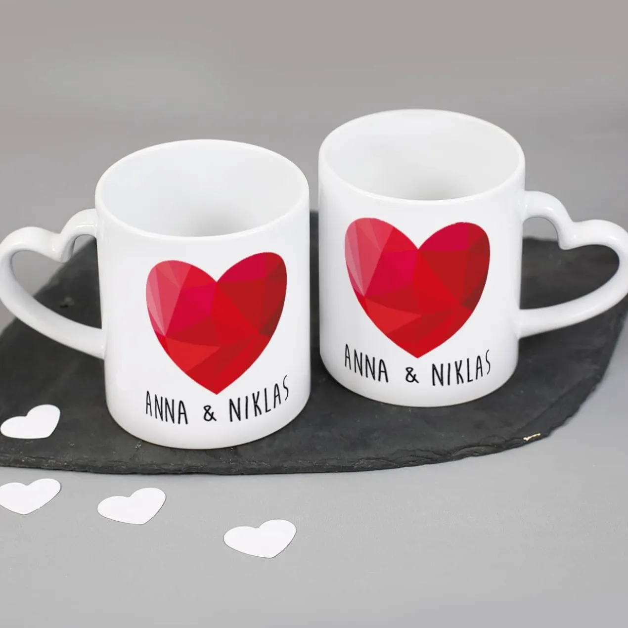Paartassen zum Valentinstag mit Herzhenkel, Namen und Polygon Herz