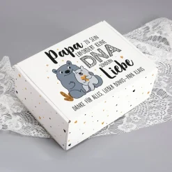 Papa zu sein erfordert keine DNA sondern Liebe - süße Geschenkbox für Stiefpapas