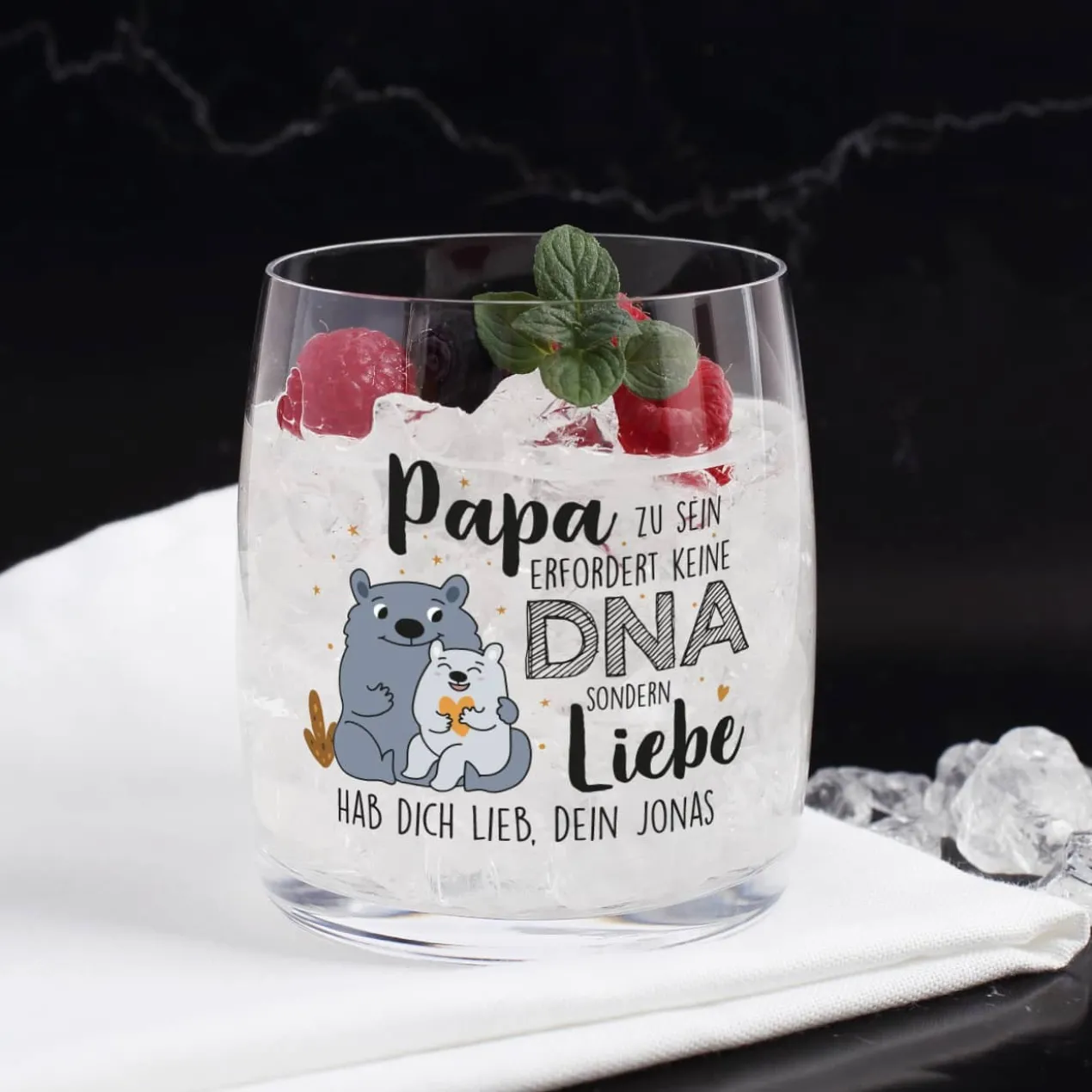 Papa zu sein erfordert keine DNA sondern Liebe - Trinkglas für Stiefväter mit niedlichem Motiv