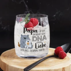 Papa zu sein erfordert keine DNA sondern Liebe - Trinkglas für Stiefväter mit niedlichem Motiv