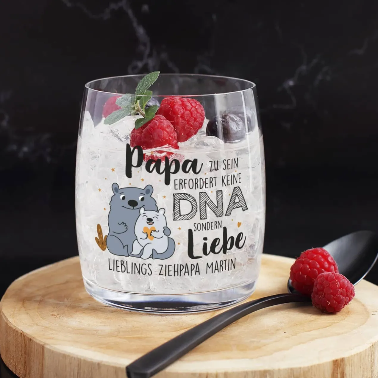 Papa zu sein erfordert keine DNA sondern Liebe - Trinkglas für Stiefväter mit niedlichem Motiv