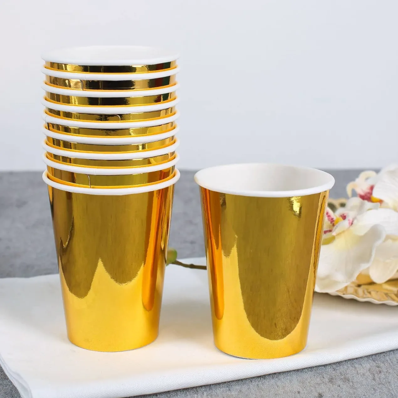 10 Pappbecher in Gold