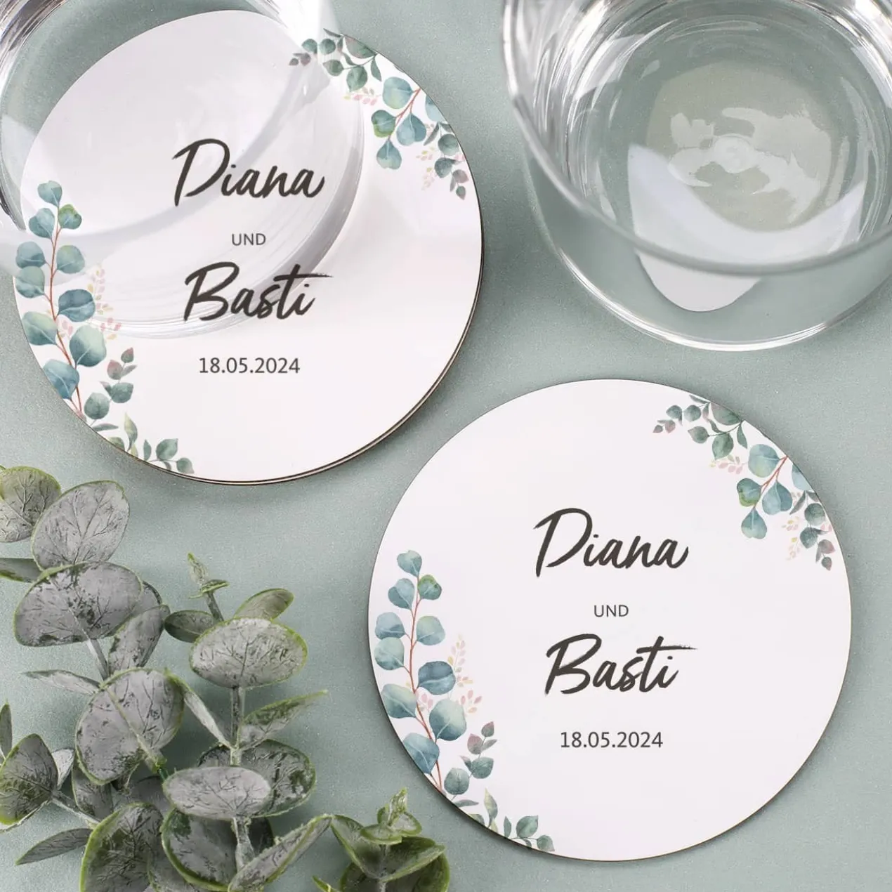 30 Pappuntersetzer zur Hochzeit mit Eukalyptus-Motiv, Namen und Datum