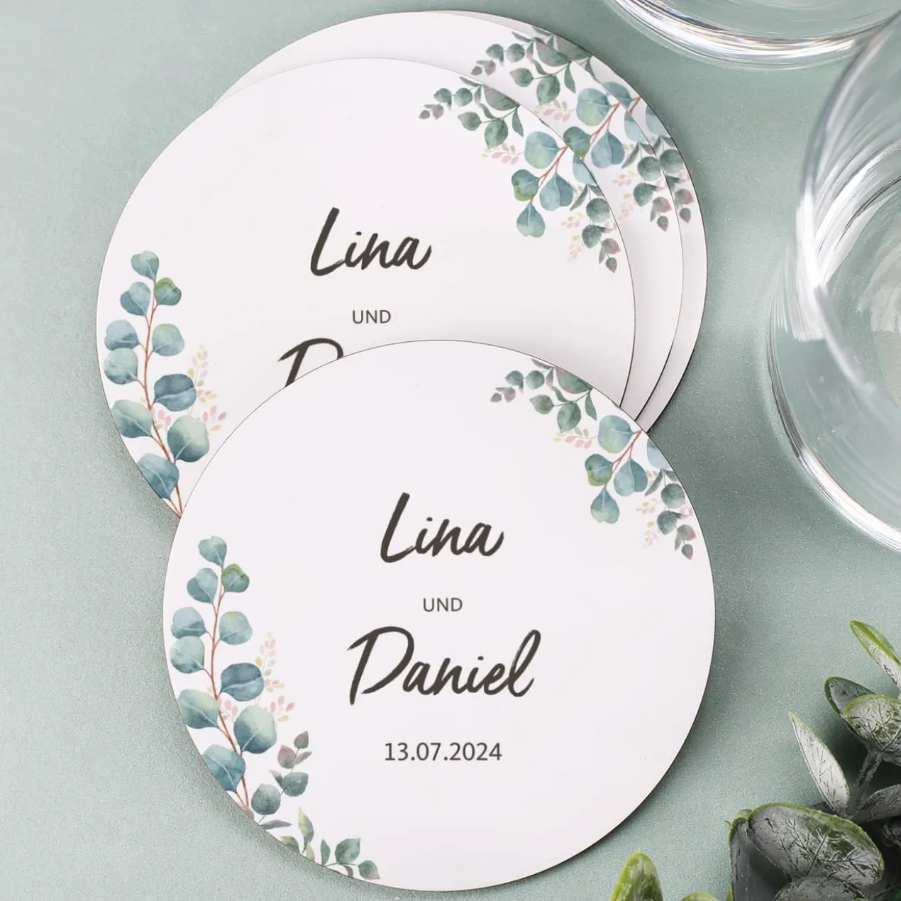 30 Pappuntersetzer zur Hochzeit mit Eukalyptus-Motiv, Namen und Datum