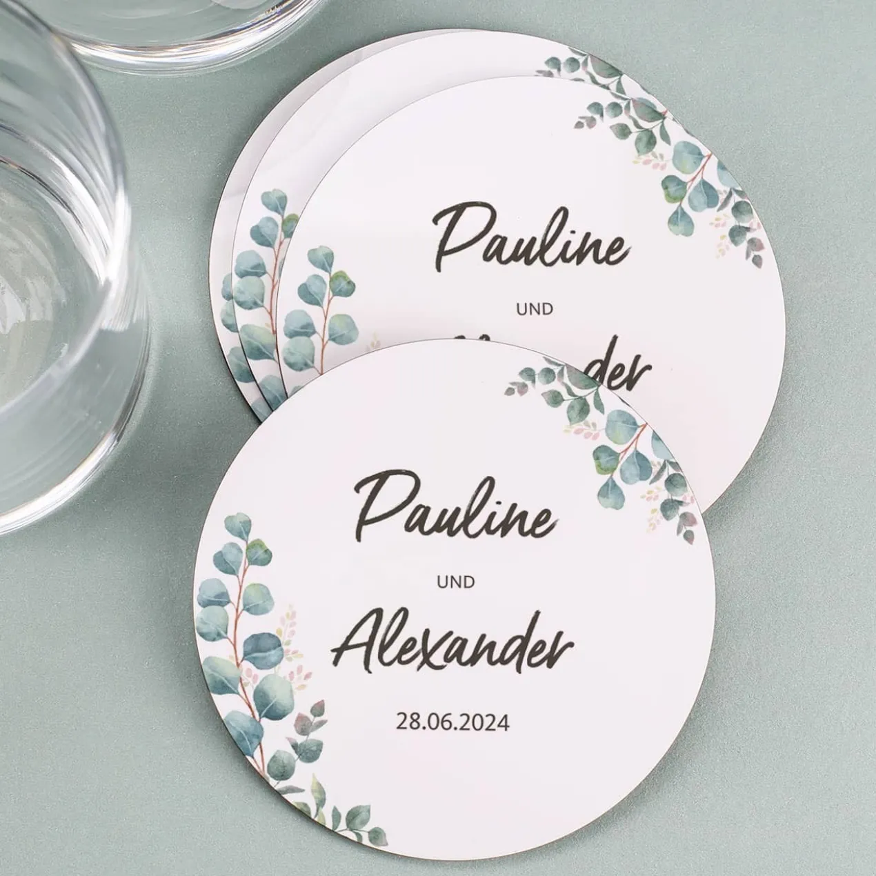 30 Pappuntersetzer zur Hochzeit mit Eukalyptus-Motiv, Namen und Datum