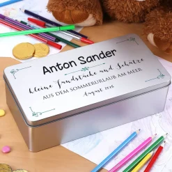 Persönliche Geschenkdose mit 4 Zeilen Wunschtext und kleinen Ornamenten