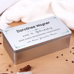 Persönliche Geschenkdose mit 4 Zeilen Wunschtext und kleinen Ornamenten