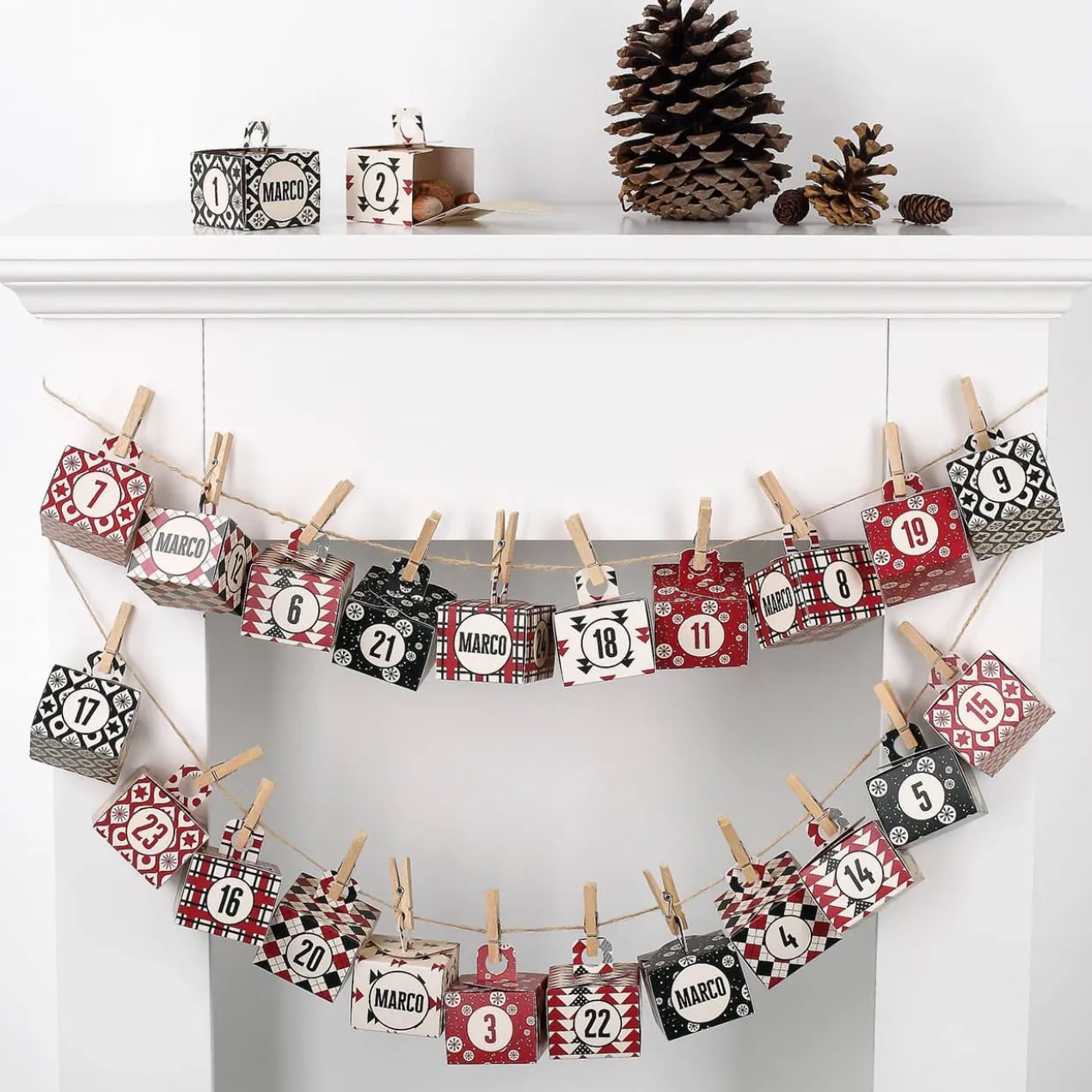 Persönlicher DIY-Adventskalender 24 Schachteln mit rot-grünen Mustern