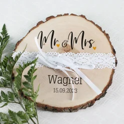 Persönliches Ringkissen aus Holz - Mr & Mrs - mit Name und Datum