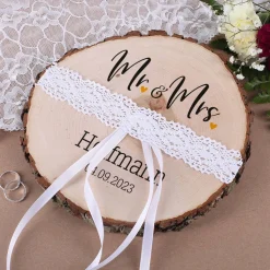 Persönliches Ringkissen aus Holz - Mr & Mrs - mit Name und Datum
