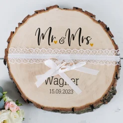 Persönliches Ringkissen aus Holz - Mr & Mrs - mit Name und Datum
