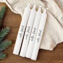 Personalisierbare Adventskerzen im 4er-Set mit Wunschtext - Elegante Stabkerzen für Weihnachten