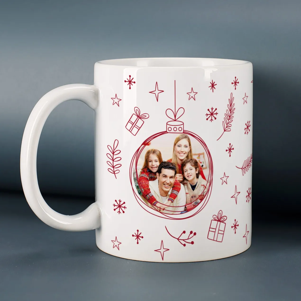 Personalisierbare Keramiktasse mit Foto im Weihnachtskugel Motiv | Geschenk zu Weihnachten