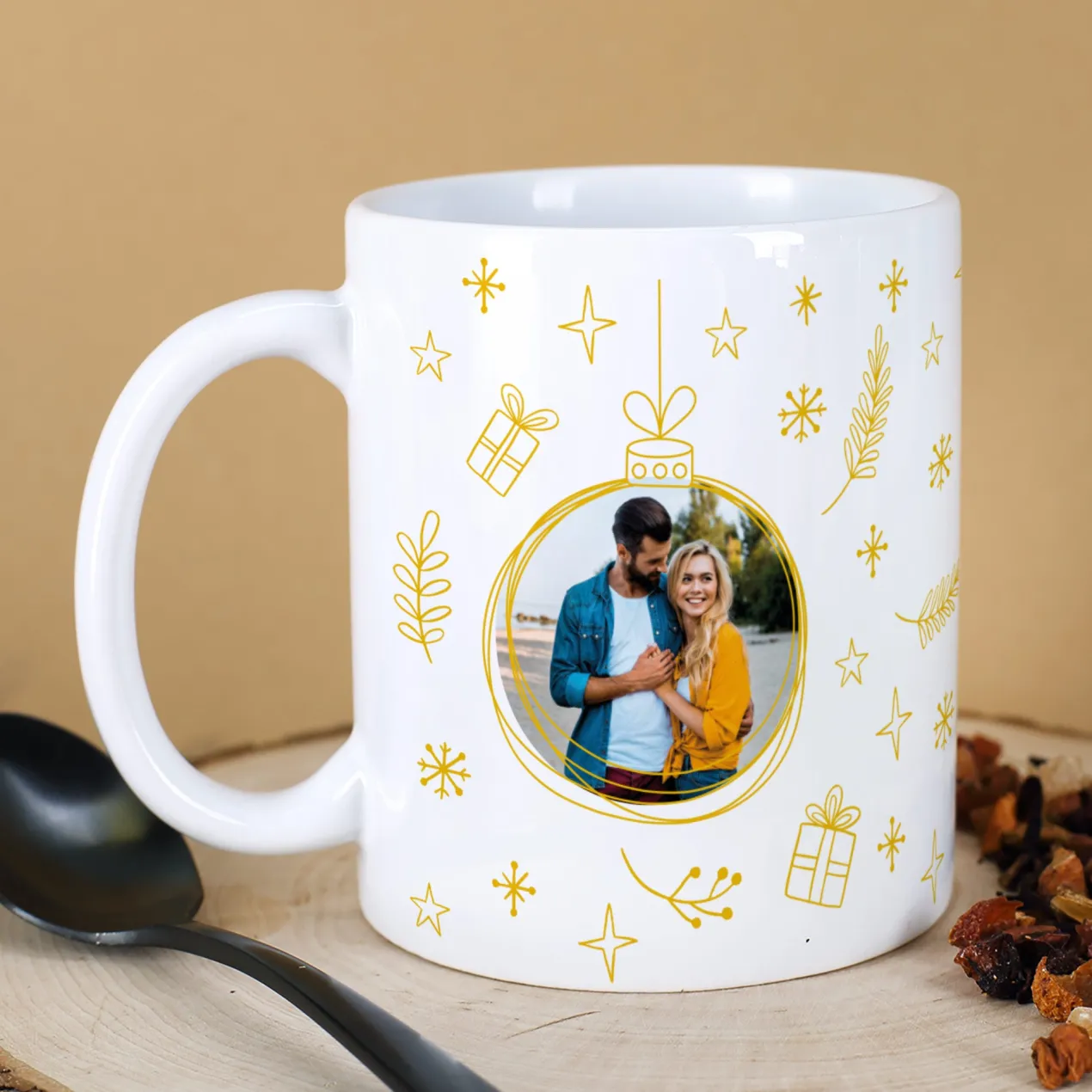 Personalisierbare Keramiktasse mit Foto im Weihnachtskugel Motiv | Geschenk zu Weihnachten