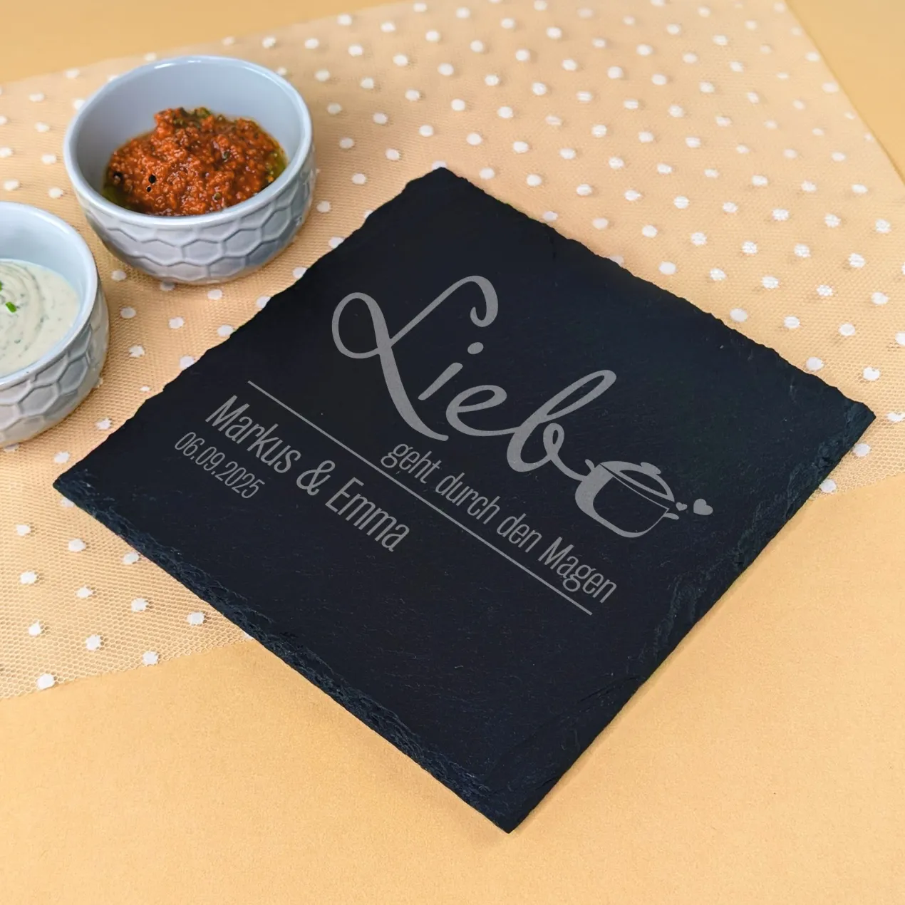 Personalisierbare Servierplatte aus Schiefer mit Namen & Datum | Liebe geht durch den Magen | 20x20 cm