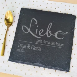 Personalisierbare Servierplatte aus Schiefer mit Namen & Datum | Liebe geht durch den Magen | 20x20 cm