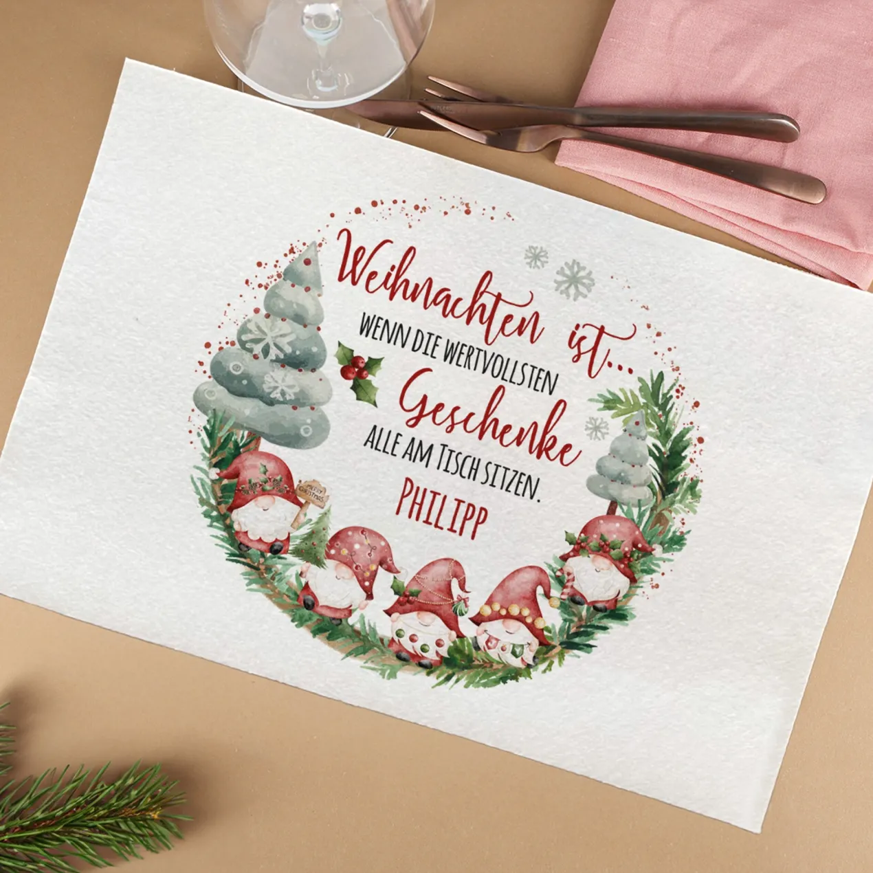 Personalisierbares Platzdeckchen mit Wichtelmotiv zu Weihnachten in Jute oder Filz | Tischdeko
